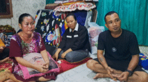 Keluarga korban dan sekuriti pasar saat memberi keterangan. (doc: orasi.id)